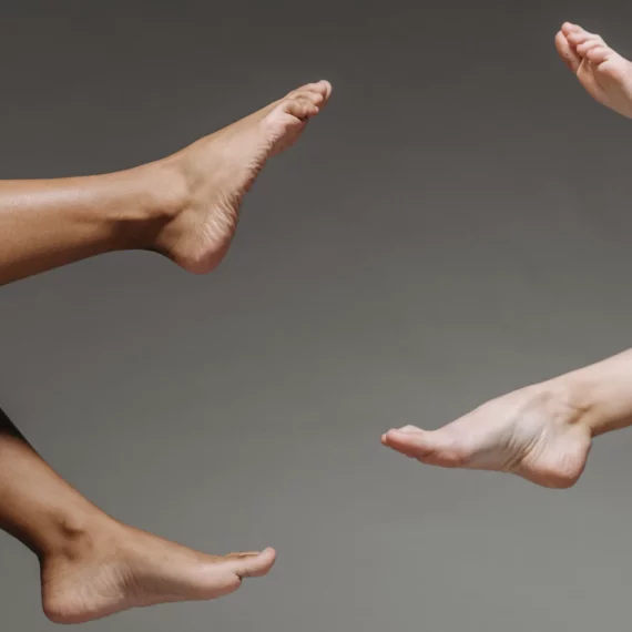 Jambes lourdes et sédentarité : pourquoi cette sensation peut-elle s’accentuer ?